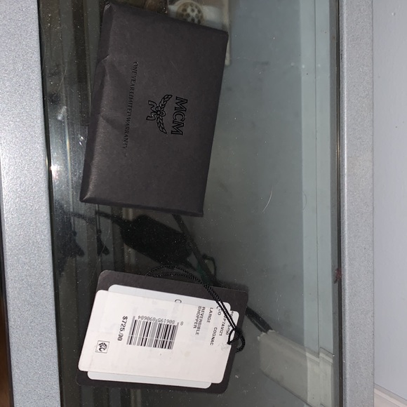 MCM Liz large reversible tote with clutch and extra strap. Great condition - Picture 7 of 15